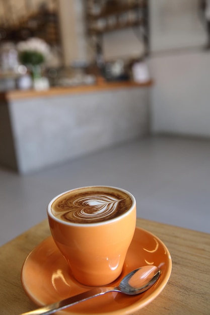 Café cappuccino em fundo de madeira