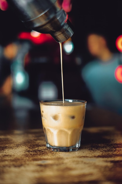 Café cappuccino na mesa de madeira