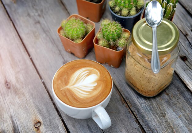 Café cappuccino quente no tempo da manhã na foto de mesa de relaxamento na luz baixa e nublada da manhã.