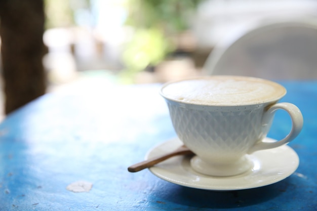 Café capuchino en azul vintage