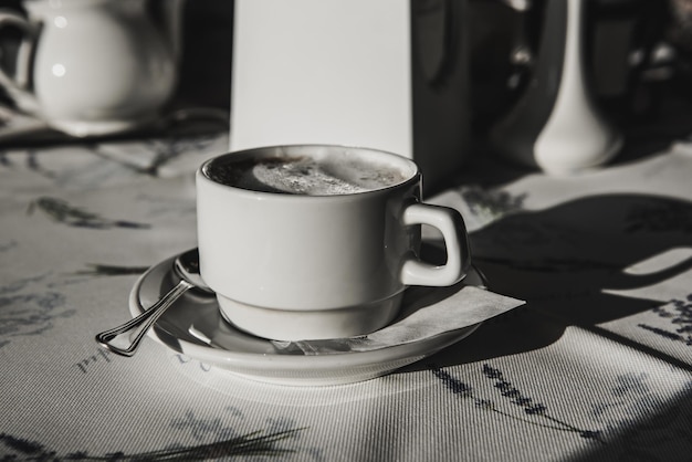 Café capuchino en una cafetería