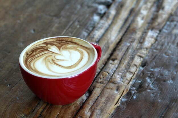 café capuchino caliente en la mesa de madera