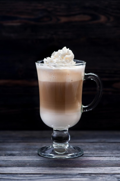 Café capuchino con crema batida