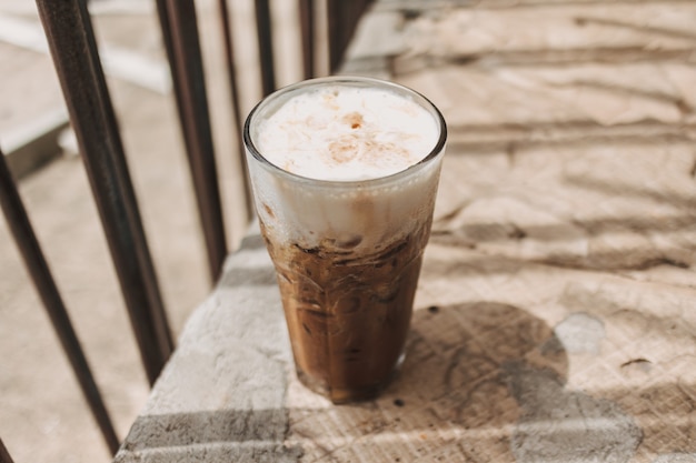 Café capuchino helado en un concepto de vaso alto de bebida refrescante de verano