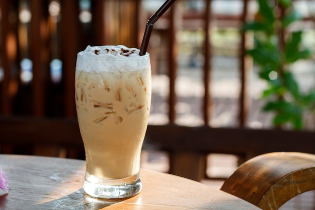 Café de capuchino de hielo en una mesa de madera