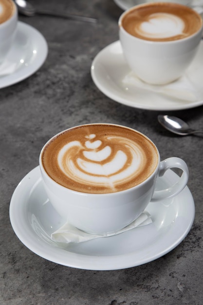 café capuchino con leche caliente en una taza blanca