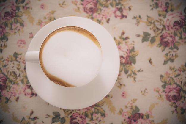 Café capuchino en la mesa en la cafetería