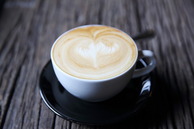 Café capuchino sobre fondo de madera