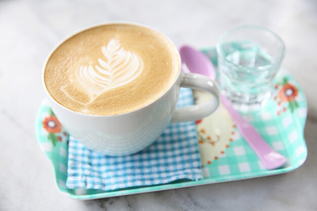 Café capuchino sobre fondo de madera