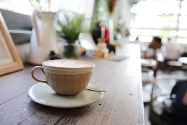 Café capuchino sobre fondo de madera