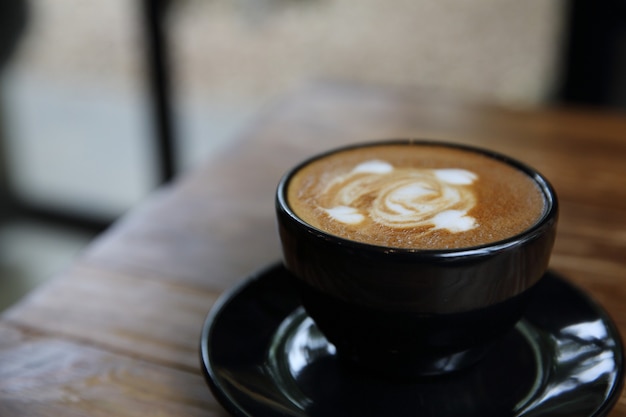 Café capuchino sobre fondo de madera