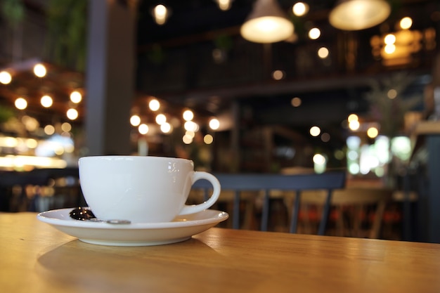 Café capuchino sobre fondo de madera