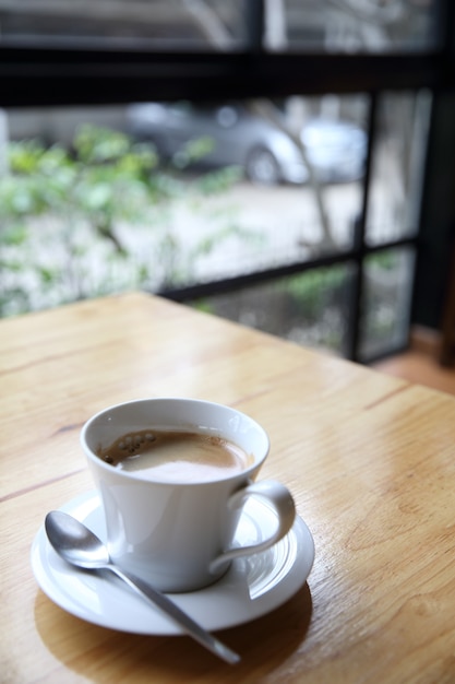 Café capuchino sobre fondo de madera