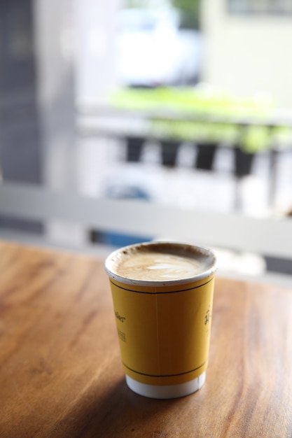 Café capuchino sobre fondo de madera