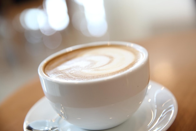 Café capuchino sobre fondo de madera