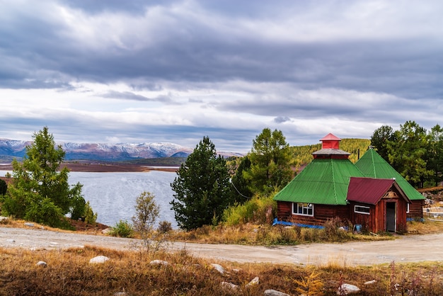 Café en la carretera a orillas del lago Uzunkel. Distrito de Ulagansky, República de Altai, Rusia