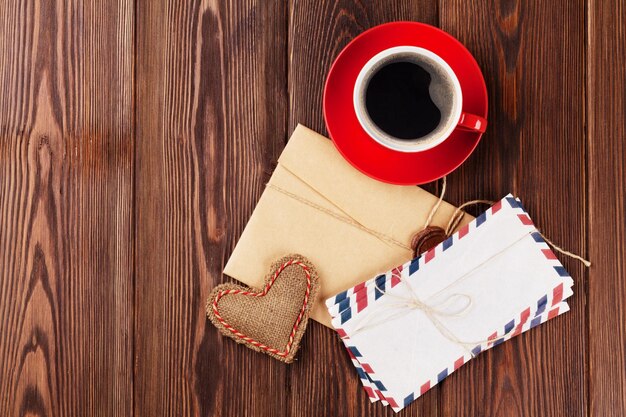 Café y cartas de amor del corazón del día de san valentín