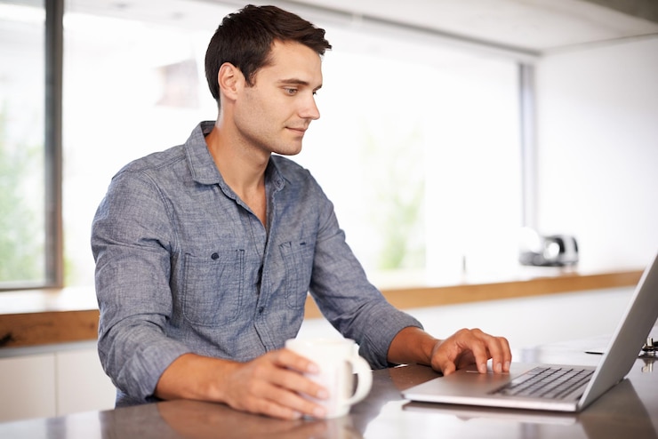 Foto café en casa o hombre en computadora portátil para la investigación publicación de artículos o creación de redes en una casa para el trabajo remoto correo electrónico bebiendo té o persona escribiendo en línea sobre tecnología para blog digital o noticias en el sitio web