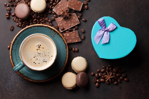 Café chocolate y macarrones en la mesa de la cocina antigua