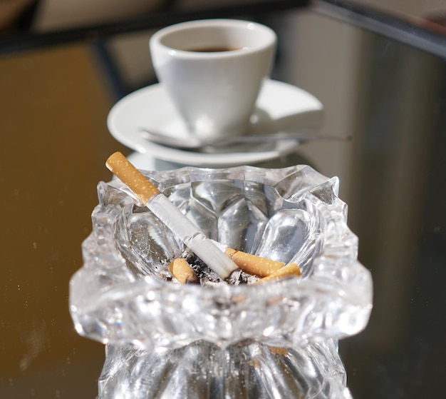 Foto café y cigarrillo.