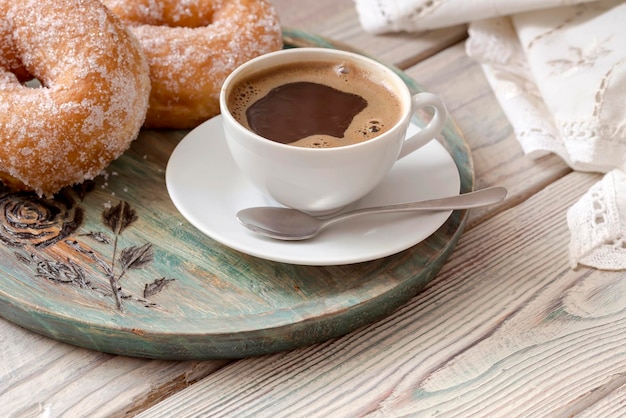 Café coado com donuts