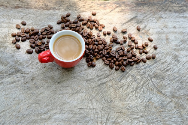 El café se coloca en el piso de madera viejo.