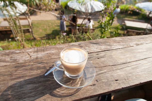 Café colocado no terraço de madeira