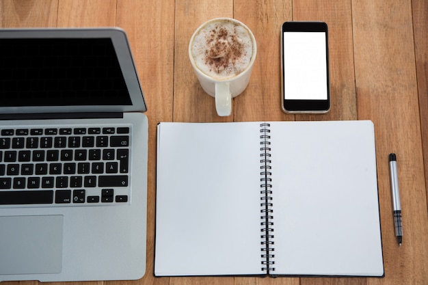 Café com agenda, laptop e celular