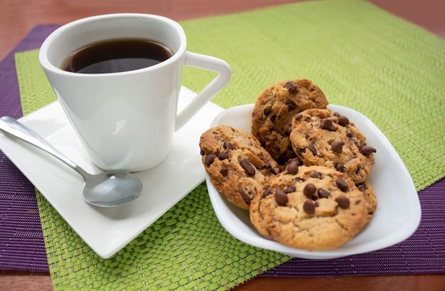 Café com biscoitos de chocolate