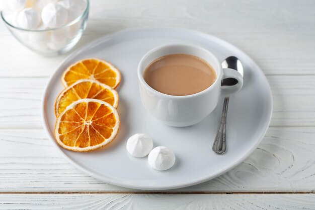 Café com bolo de proteína cremoso e fofo e laranjas secas