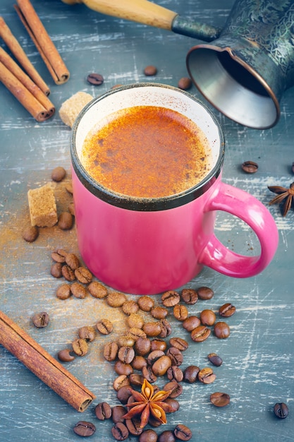 Café com canela em uma caneca rosa