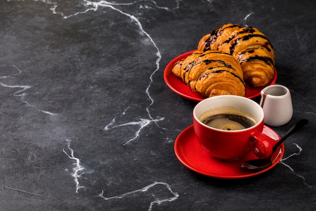 Café com chocolate Croissant. Café da manhã.