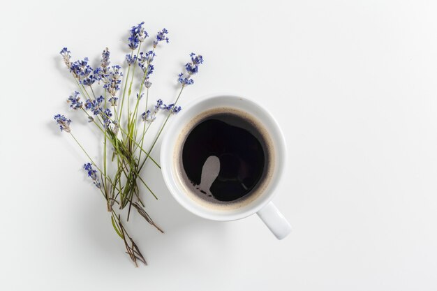 Café com composição de flores na mesa