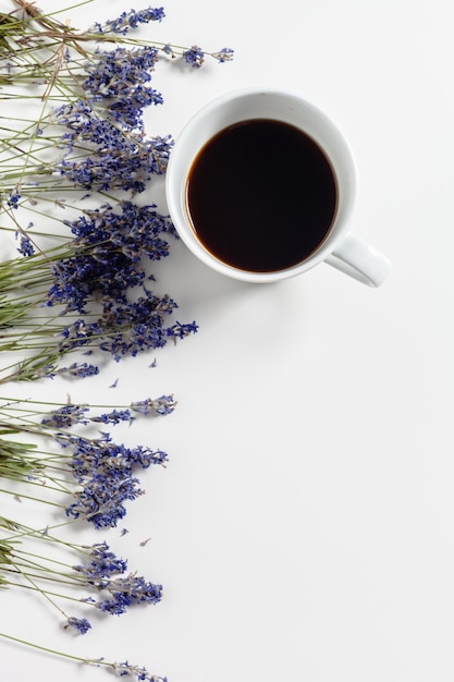 Café com composição de flores na mesa