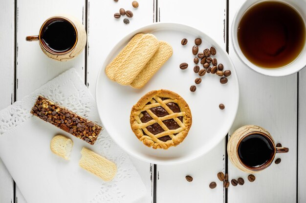 Café com coockie, café da manhã doce com espaço de cópia para menu, fundo branco, papel de parede