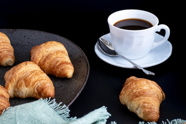 Foto café com croissant