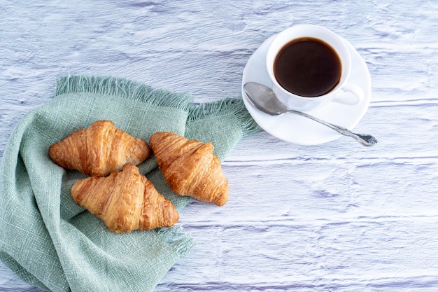 Foto café com croissant