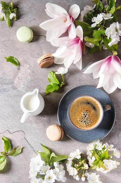 Café com flores da primavera