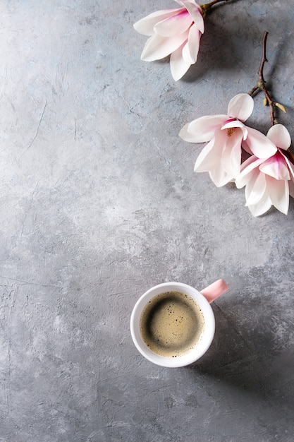 Café com flores da primavera