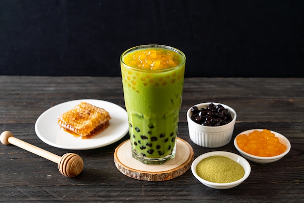 Café com leite chá verde com bolhas de bolha e mel