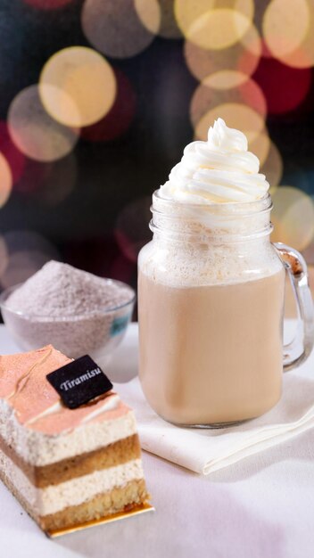 Foto café com leite, creme, bolo, bolo e pó para beber