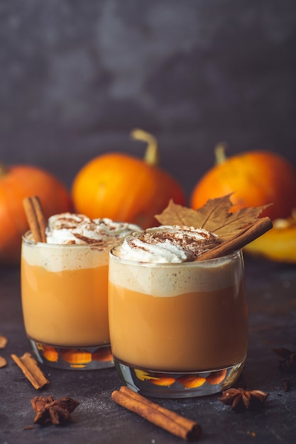 Café com leite de abóbora com canela em copos