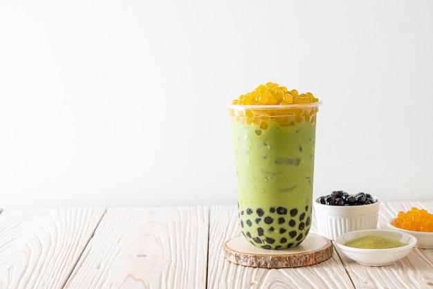 café com leite de chá verde com bolha e bolhas de mel