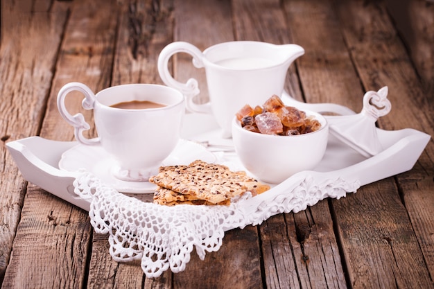 Café com leite e bolachas. Café da manhã romântico