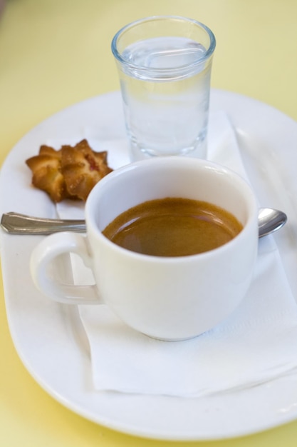 Café com leite e café preto no café da manhã