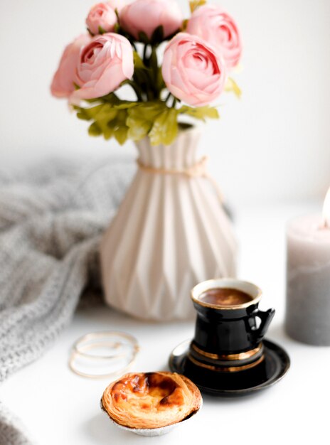 café com leite e um pão