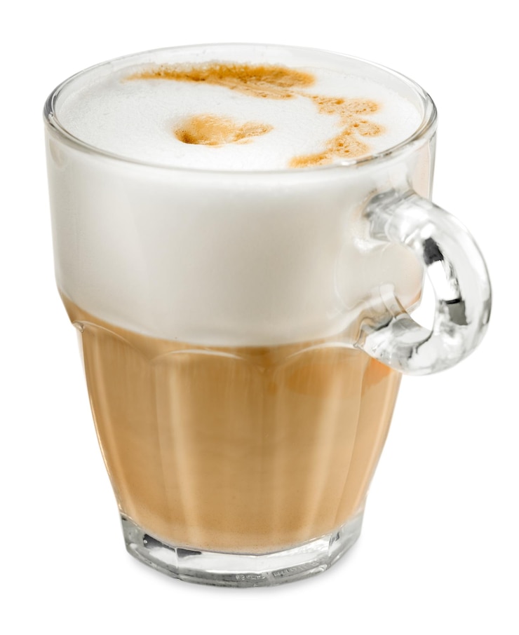 Foto café com leite em copo de vidro com traçado de recorte