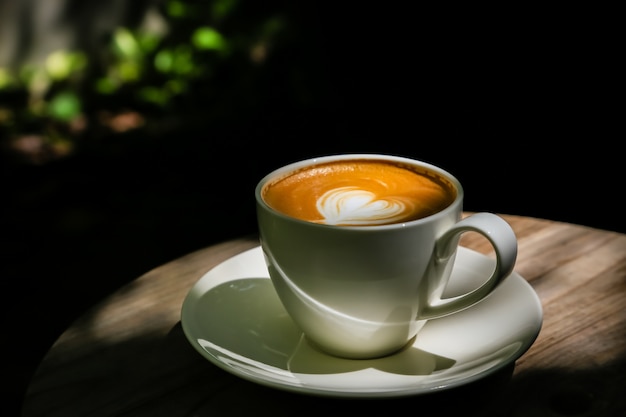 Café com leite em pisos de madeira de pouca luz