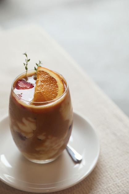 Café com leite gelado com mistura de laranja em close-up