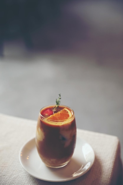 Café com leite gelado com mistura de laranja em close-up